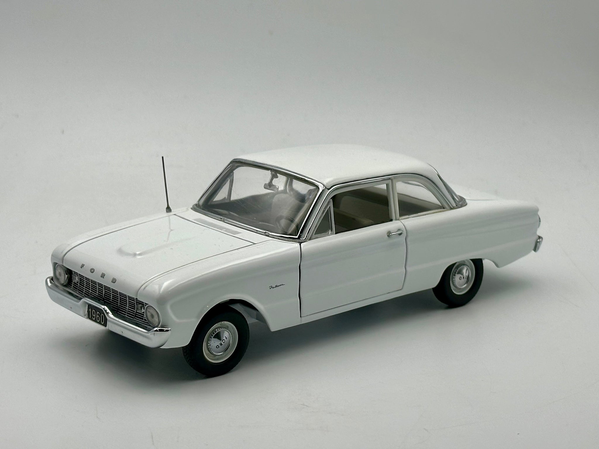 1:24 1960 Ford Falcon -- White -- Franklin Mint B11VB60 1:24 1960 Ford Falcon -- White -- Franklin Mint B11VB60