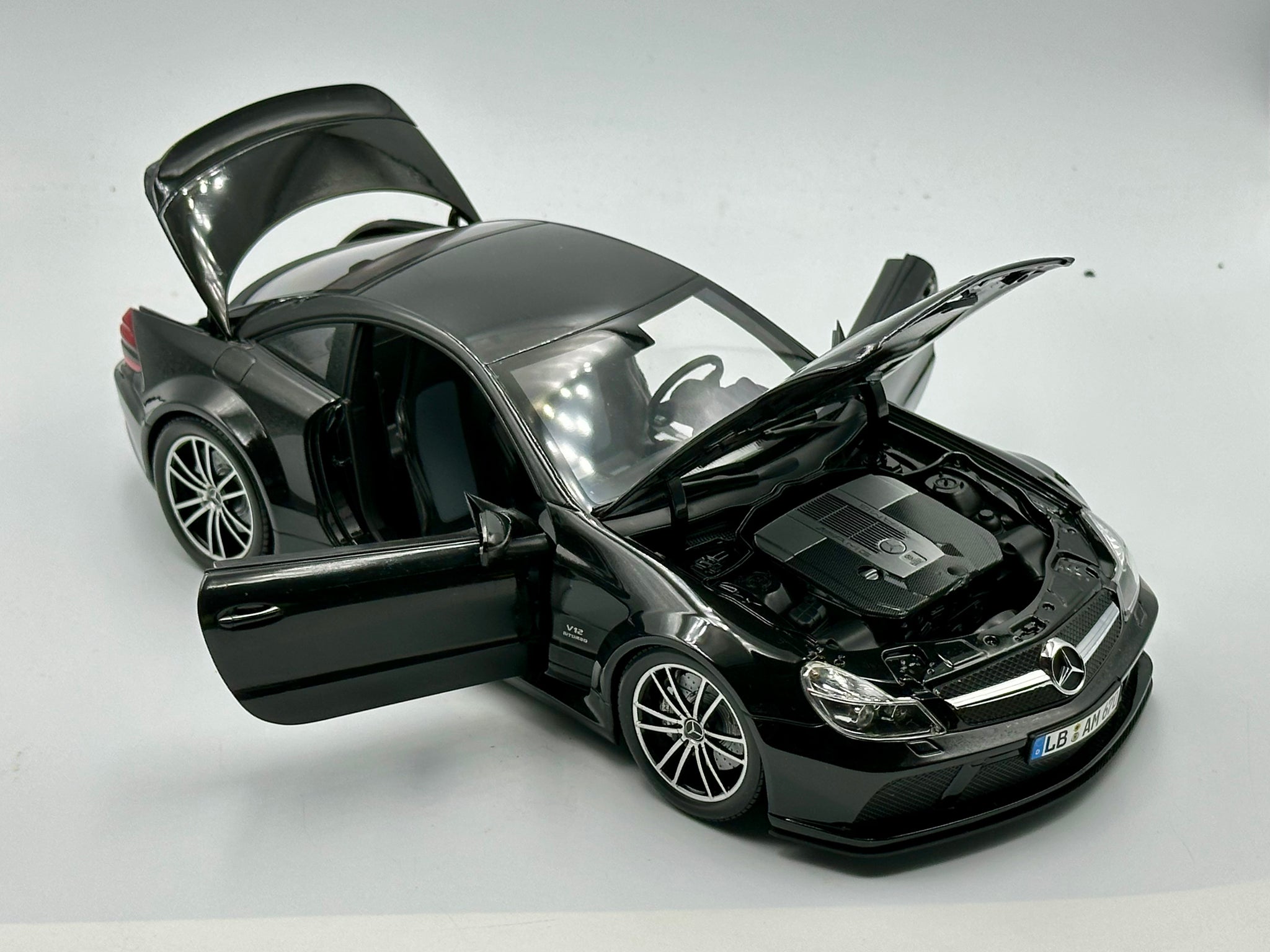 1:18 Mercedes-Benz SL 65 AMG Black Series -- Black -- Minichamps Deale 1:18 Mercedes-Benz SL 65 AMG Black Series -- Black -- Minichamps Deale
