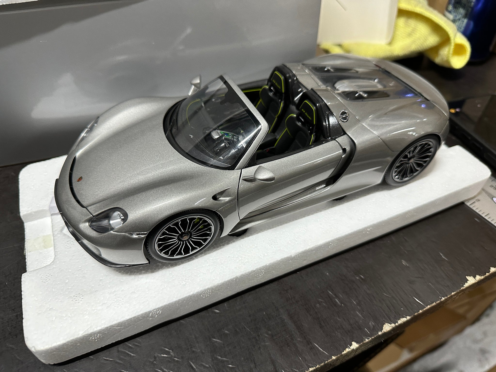 1:18 Porsche 918 Spyder -- Silver -- Minichamps Dealer Edition