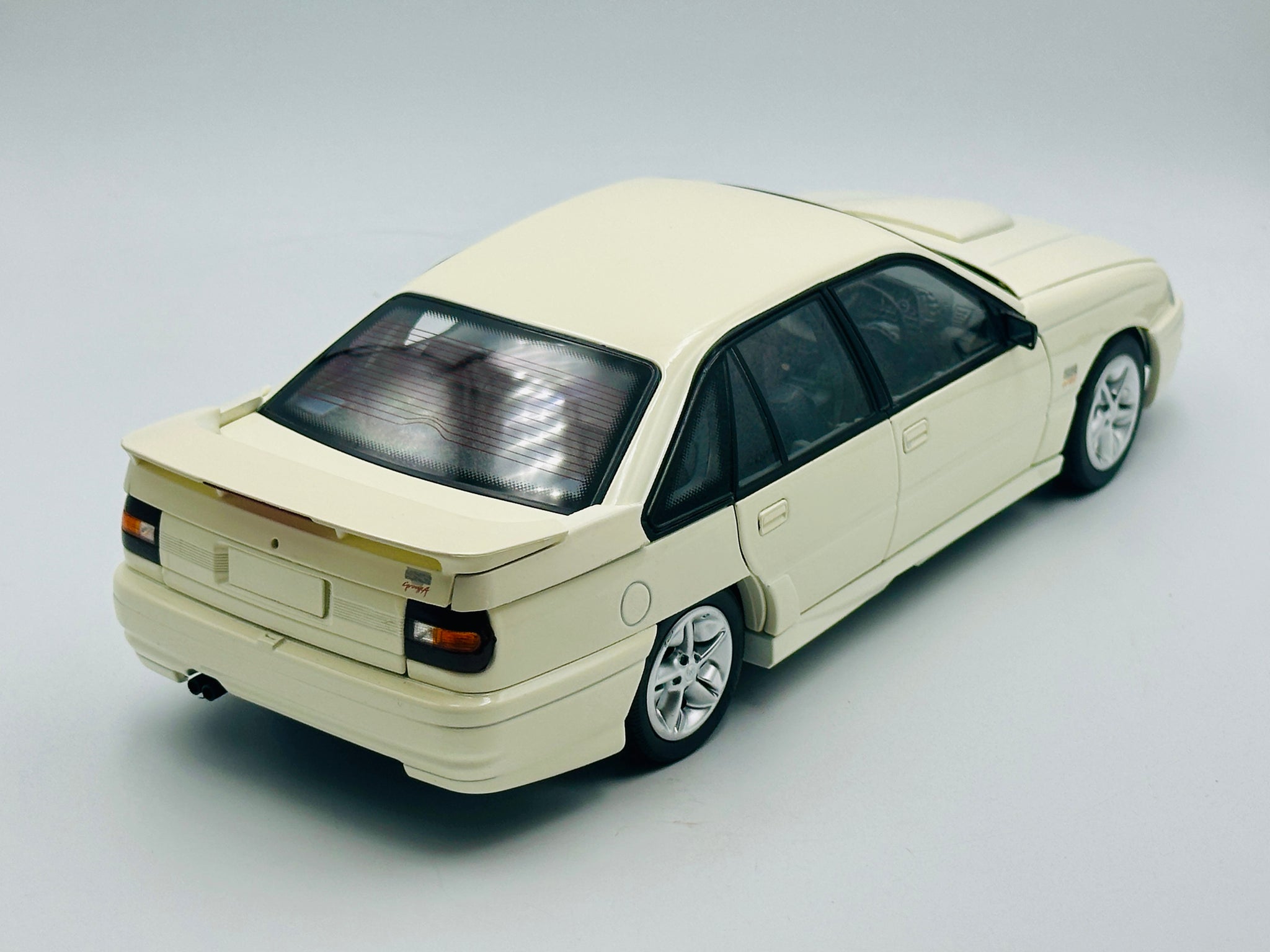 1:18 Holden VN Commodore SS Group A -- Alpine White -- Biante