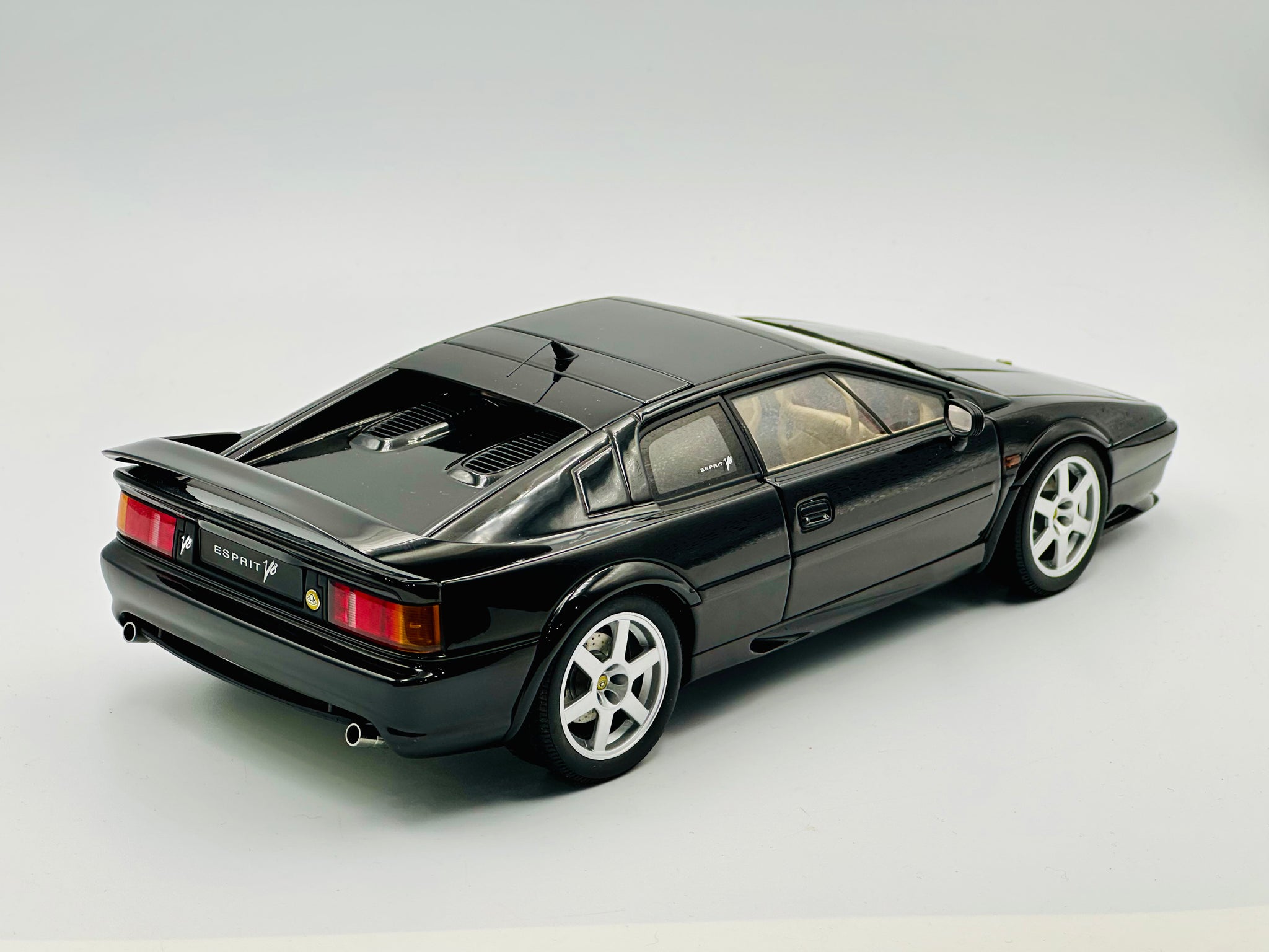 1:18 Lotus Esprit V8 -- Black -- AUTOart 75312 1:18 Lotus Esprit V8 -- Black -- AUTOart 75312