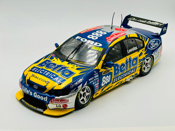 1:18 2005 Craig Lowndes -- Team Betta Electrical -- Classic Carlectables