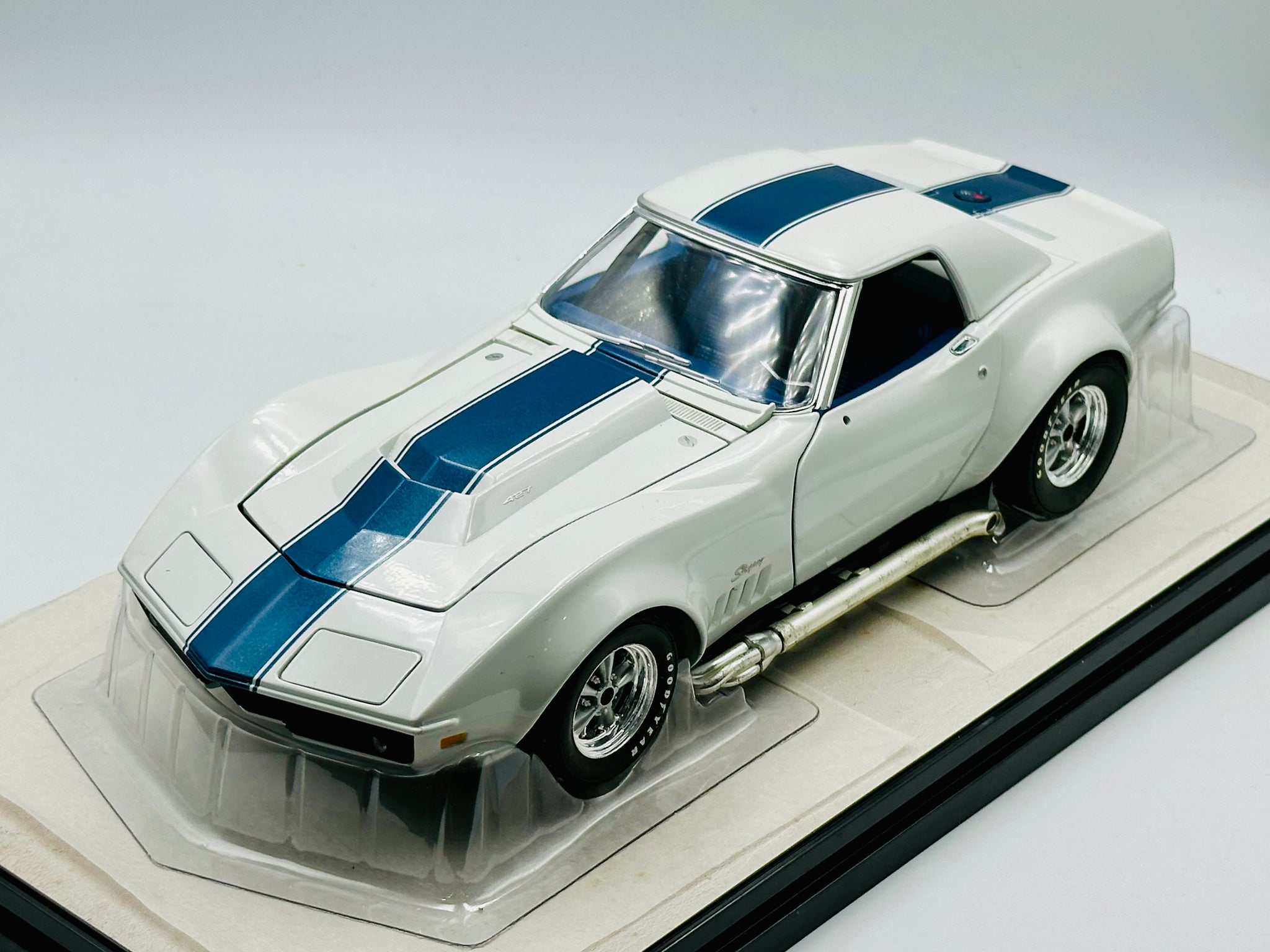 ミニカー 1/18 CORVETTE L-88 1969 GM Test Car 1:18 Chevrolet Corvette L-88 -- White 1969 GM Test Car -- Carousel 1 #