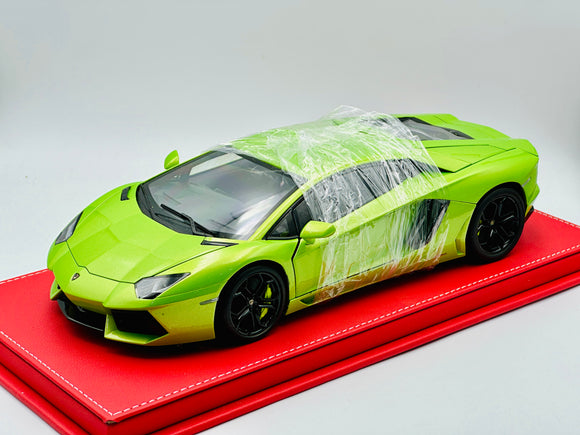 1:18 Lamborghini Aventador LP700-4 -- Green -- AUTOart in Display Case