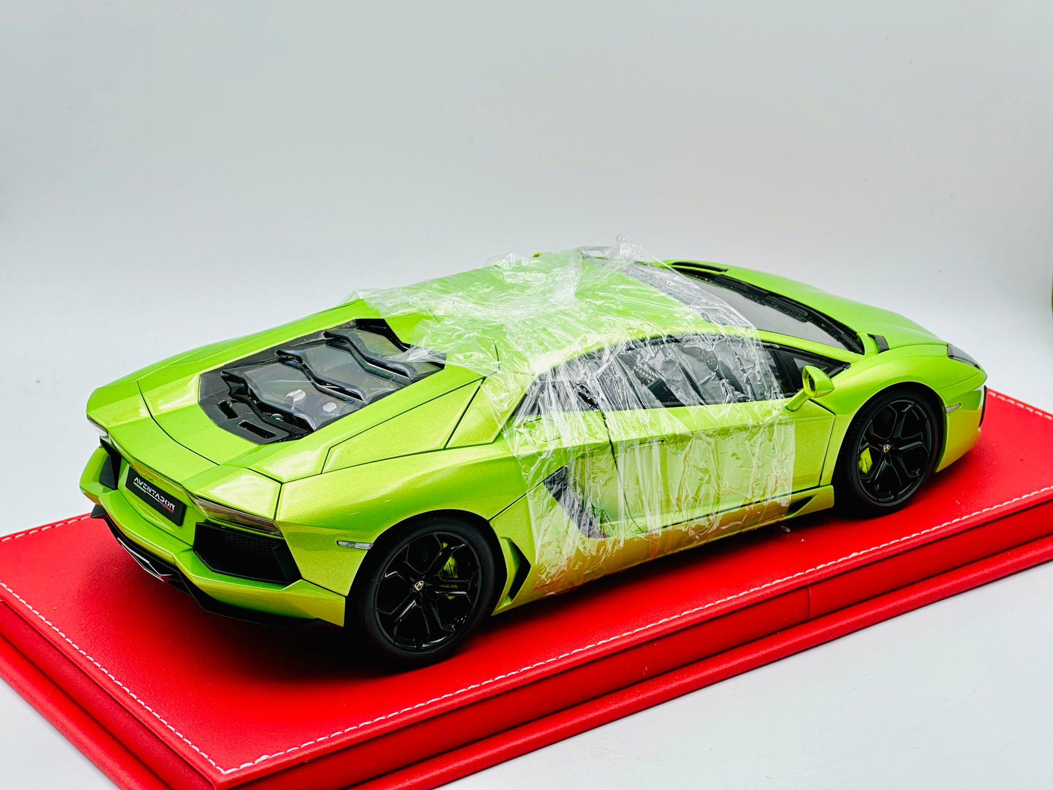 1:18 Lamborghini Aventador LP700-4 -- Green -- AUTOart in Display Case