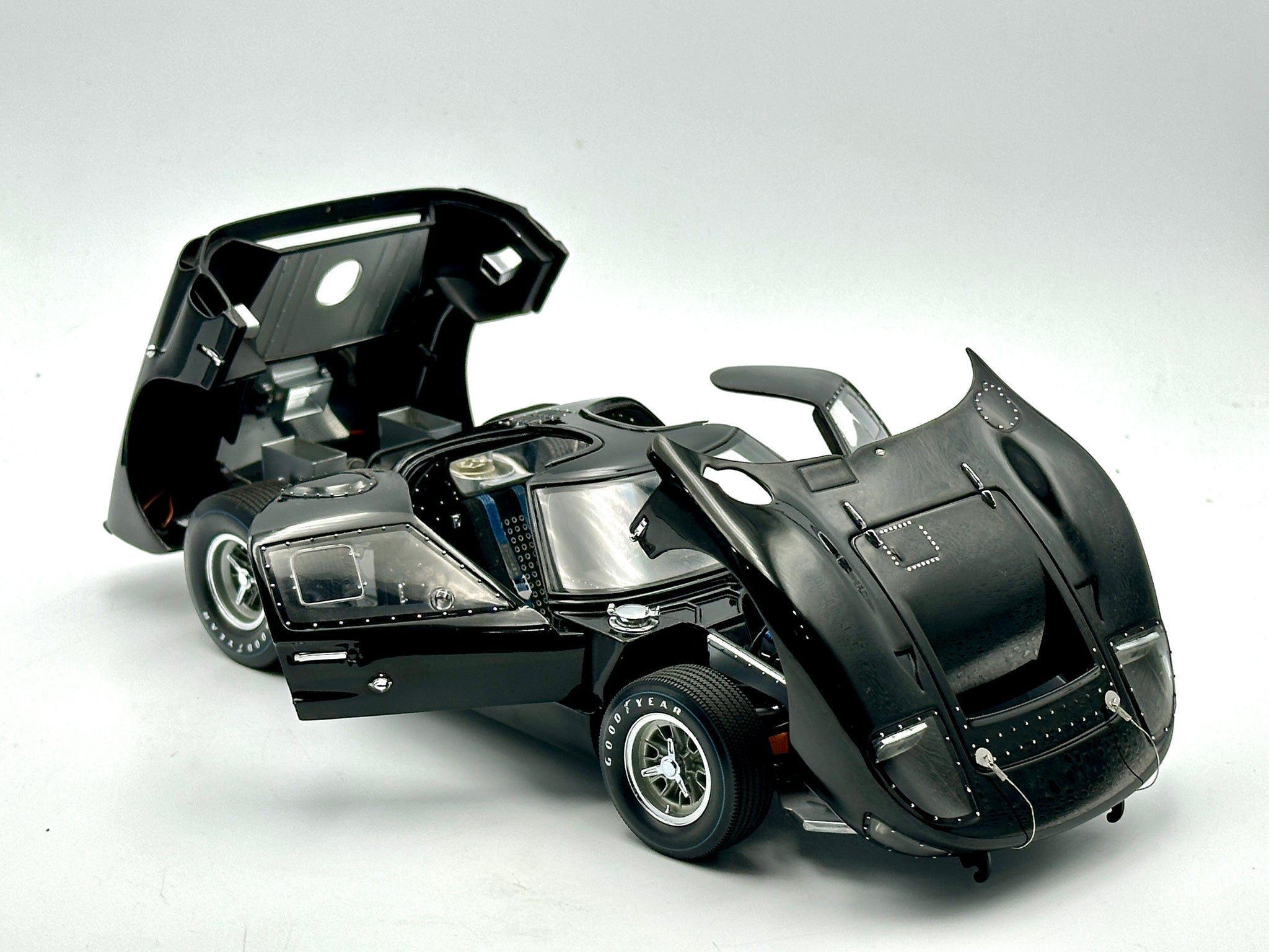 1:18 Ford GT40 MKII 1966 -- Plain Black -- Exoto