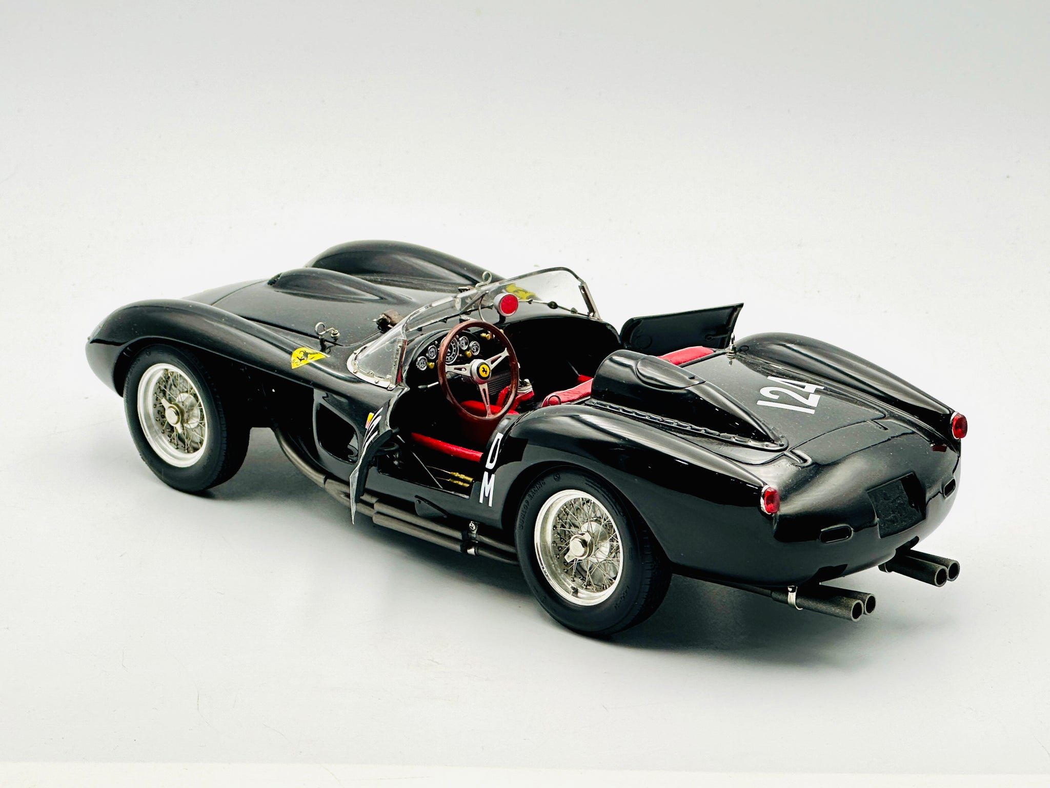 1:18 1957 Ferrari 250 Testa Rossa Pontoon Fender 0714 -- #124 Black/Re