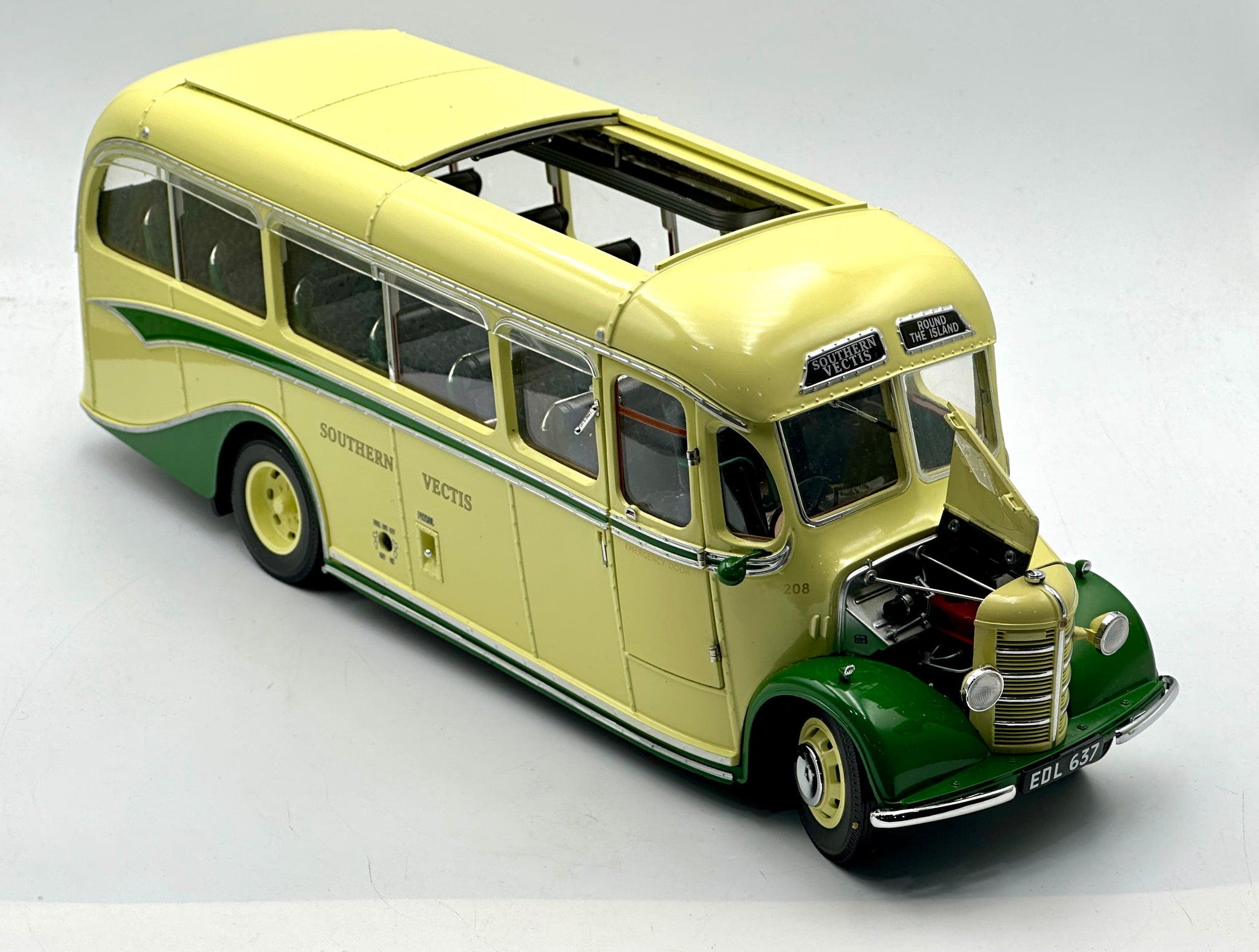 サンスター製　1947 ベドフォードOB 1/24 1:24 1947 Bedford OB Duple Vista (Bus) -- Southern Vectis -- Sunstar