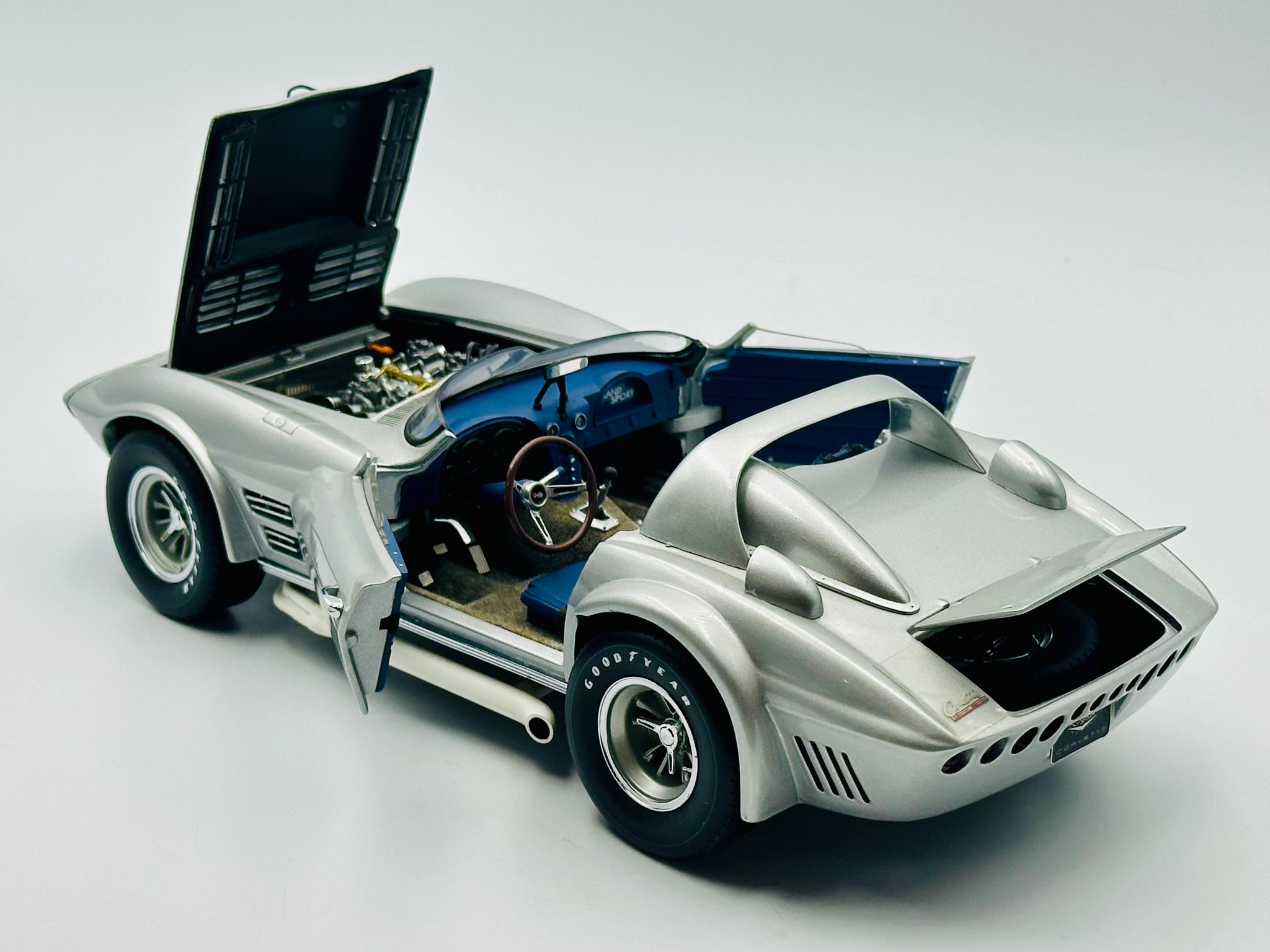 1:18 Chevrolet Corvette Grand Sport Roadster -- Grey -- Exoto 1:18 Chevrolet Corvette Grand Sport Roadster -- Grey -- Exoto