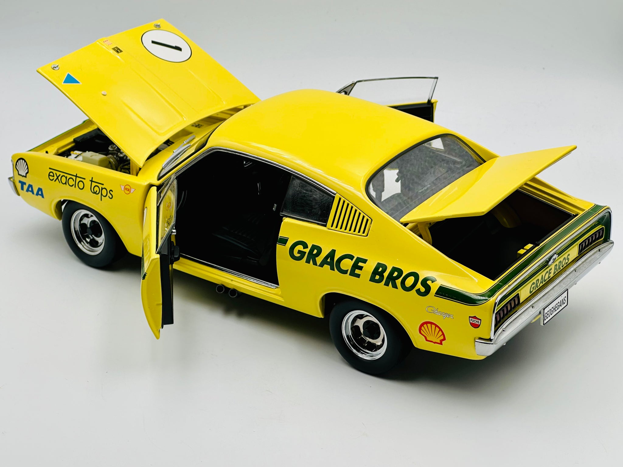 1:18 1973 ATCC -- Chrysler Valiant E49 Charger R/T -- Classic Carlecta
