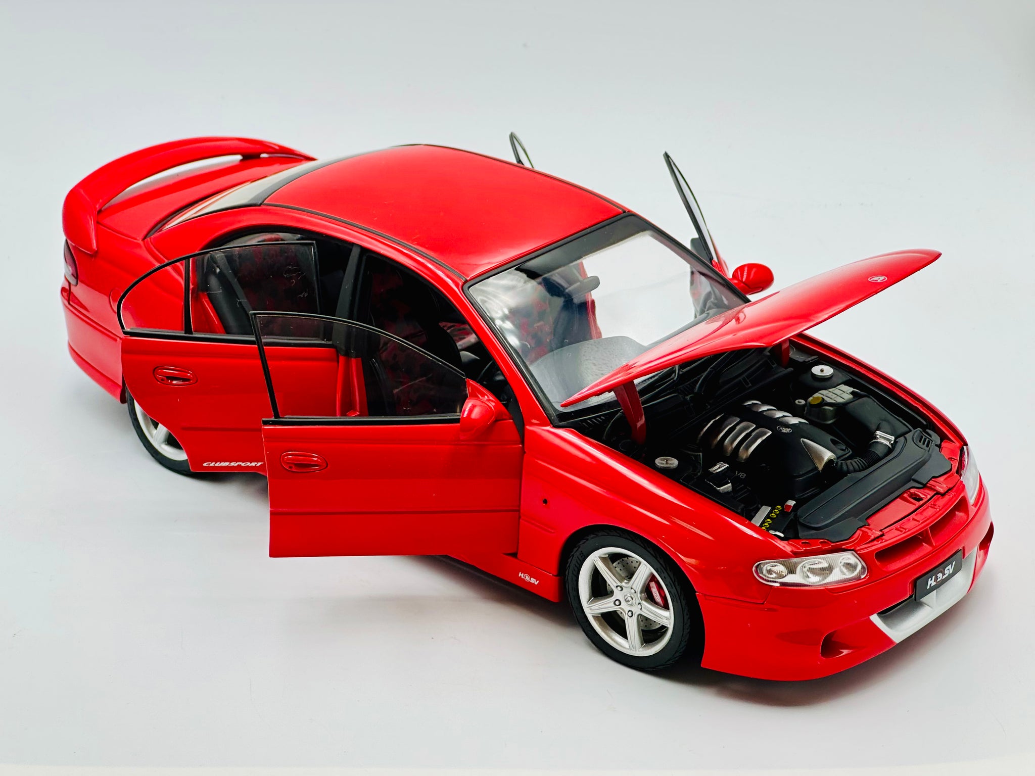 1:18 HSV VT2 Clubsport -- Sting Red -- Biante/AUTOart