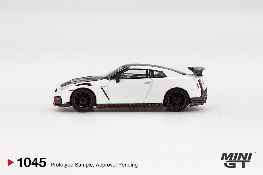 1:64 Nissan R35 GT-R Nismo 2024 -- Brilliant White Pearl -- Mini GT MG