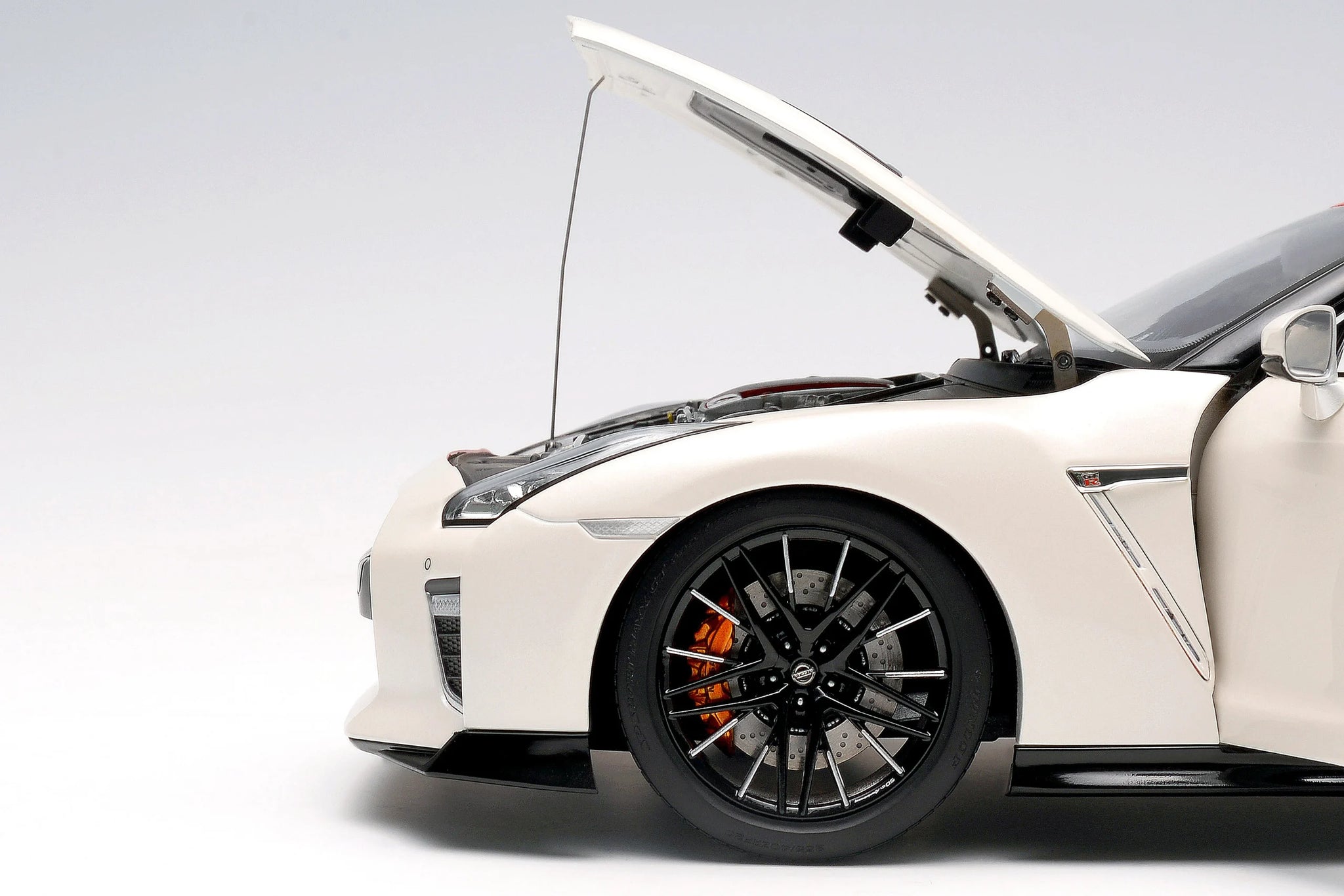 1:18 Nissan GT-R (R35) 50th Anniversary -- Brilliant White Pearl -- Mo