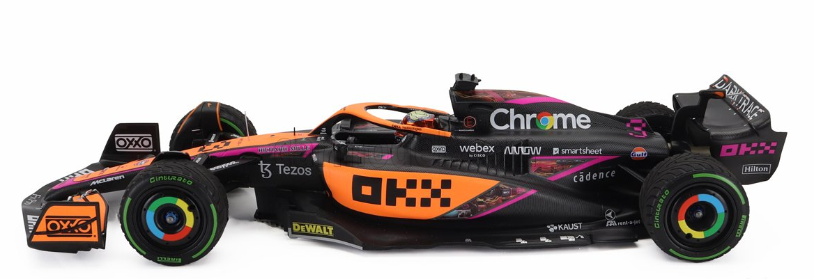 1:18 2022 Daniel Ricciardo - Singapore GP - McLaren MCL36 -- Minichamp