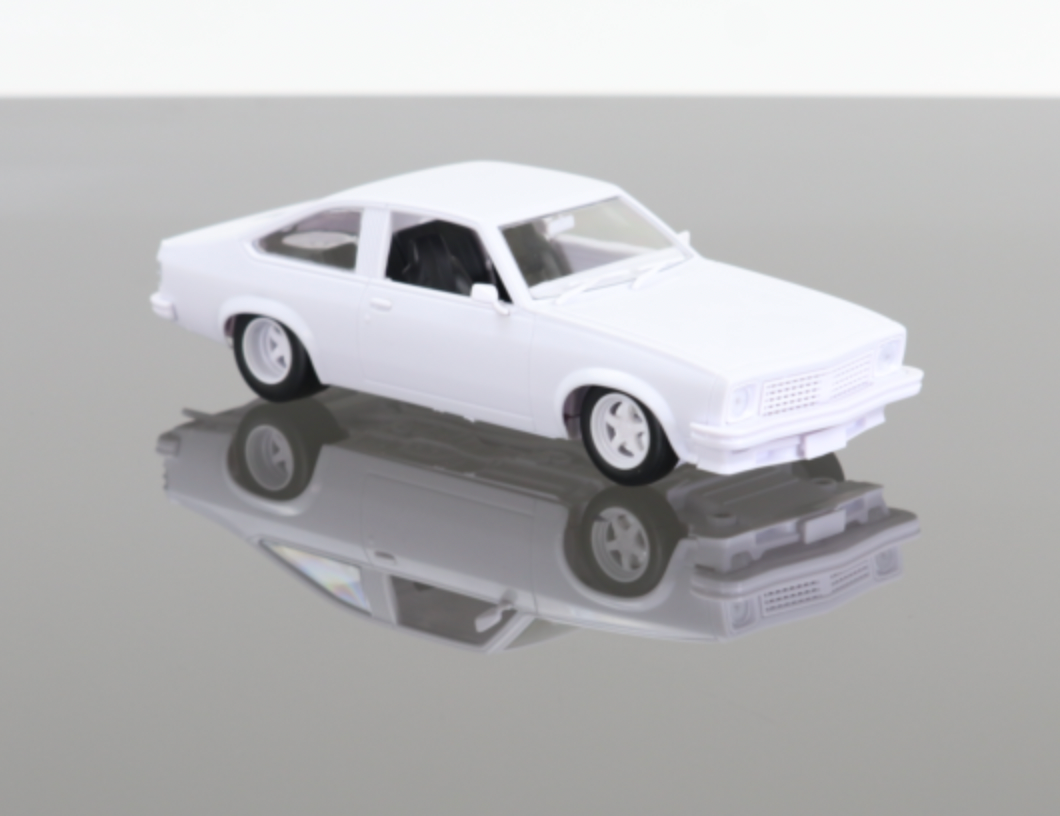 1:24 Holden LX SS Torana Slammed 308 Engine -- PLASTIC KIT -- DDA Coll