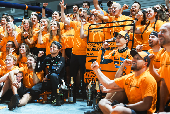 (Pre-Order) 1:64 2025 Constructors Champion Twin Set -- McLaren MCL39 -- Spark F1