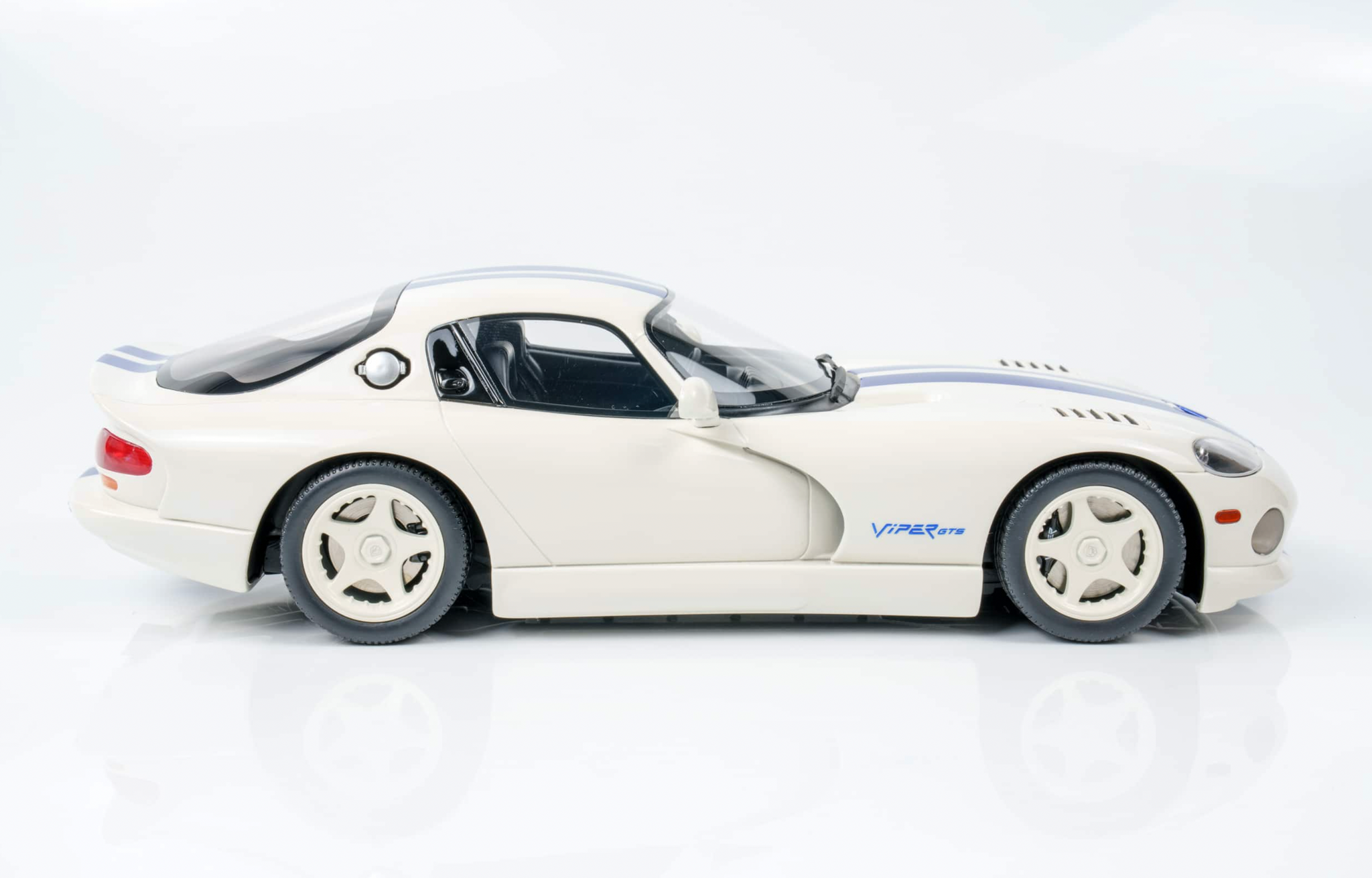 1:18 Dodge Viper GTS 1996 -- White w/Blue Stripes -- GT Spirit GT940