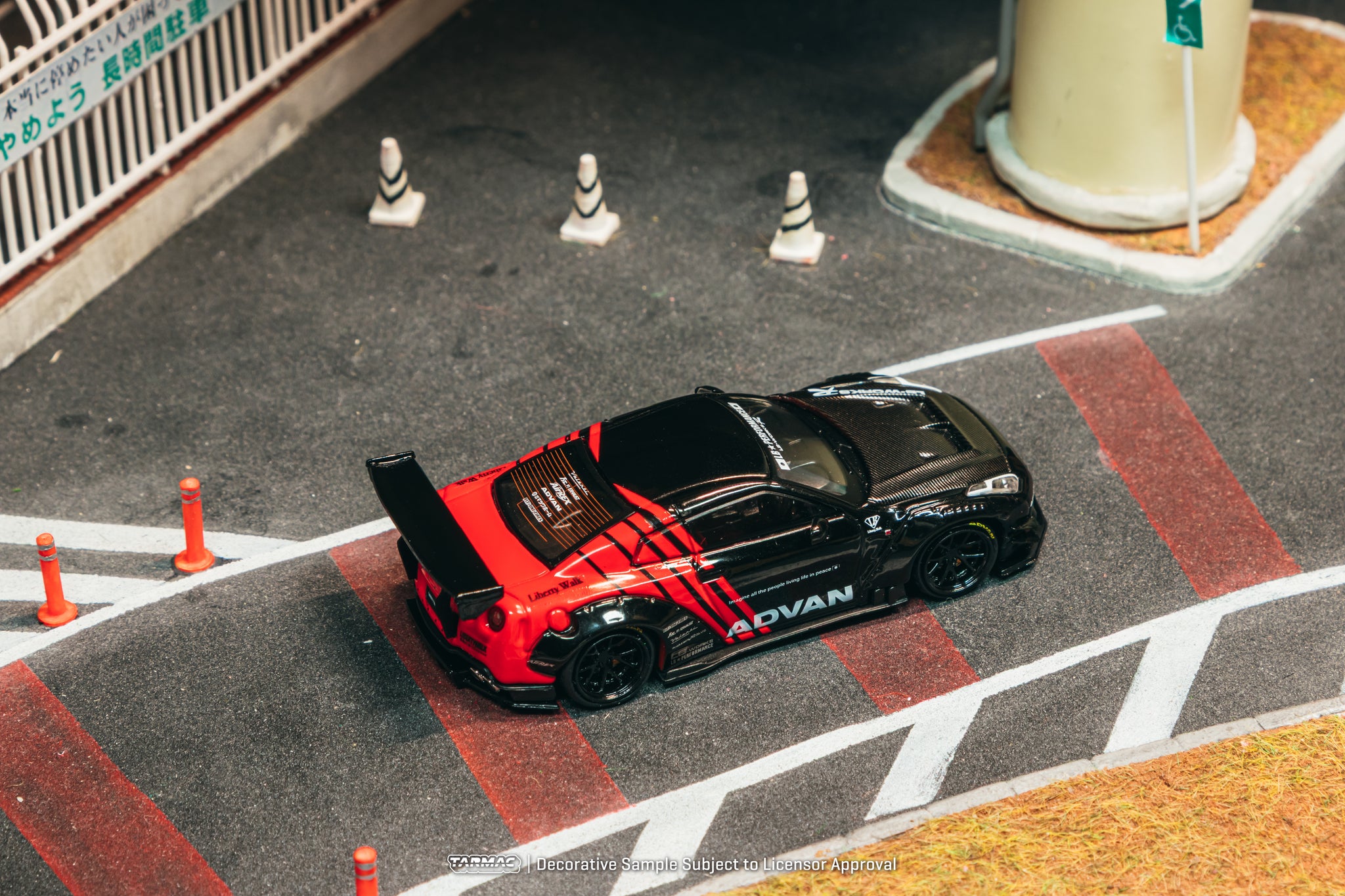 LB・Works Nissan GT-R Advan Pre-Order) 1:64 Nissan GT-R R35 LB-Works Type 2 -- ADVAN Red/Black --