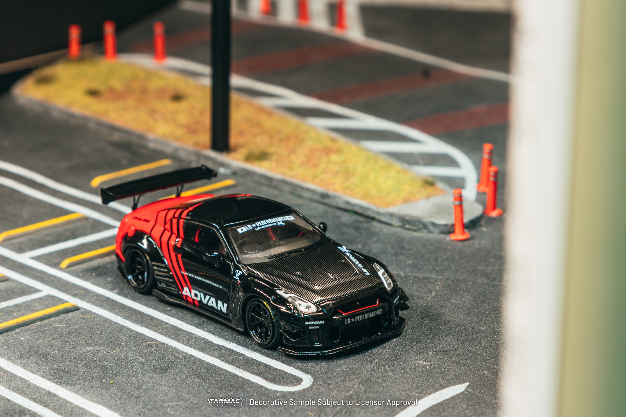 Pre-Order) 1:64 Nissan GT-R R35 LB-Works Type 2 -- ADVAN Red/Black --