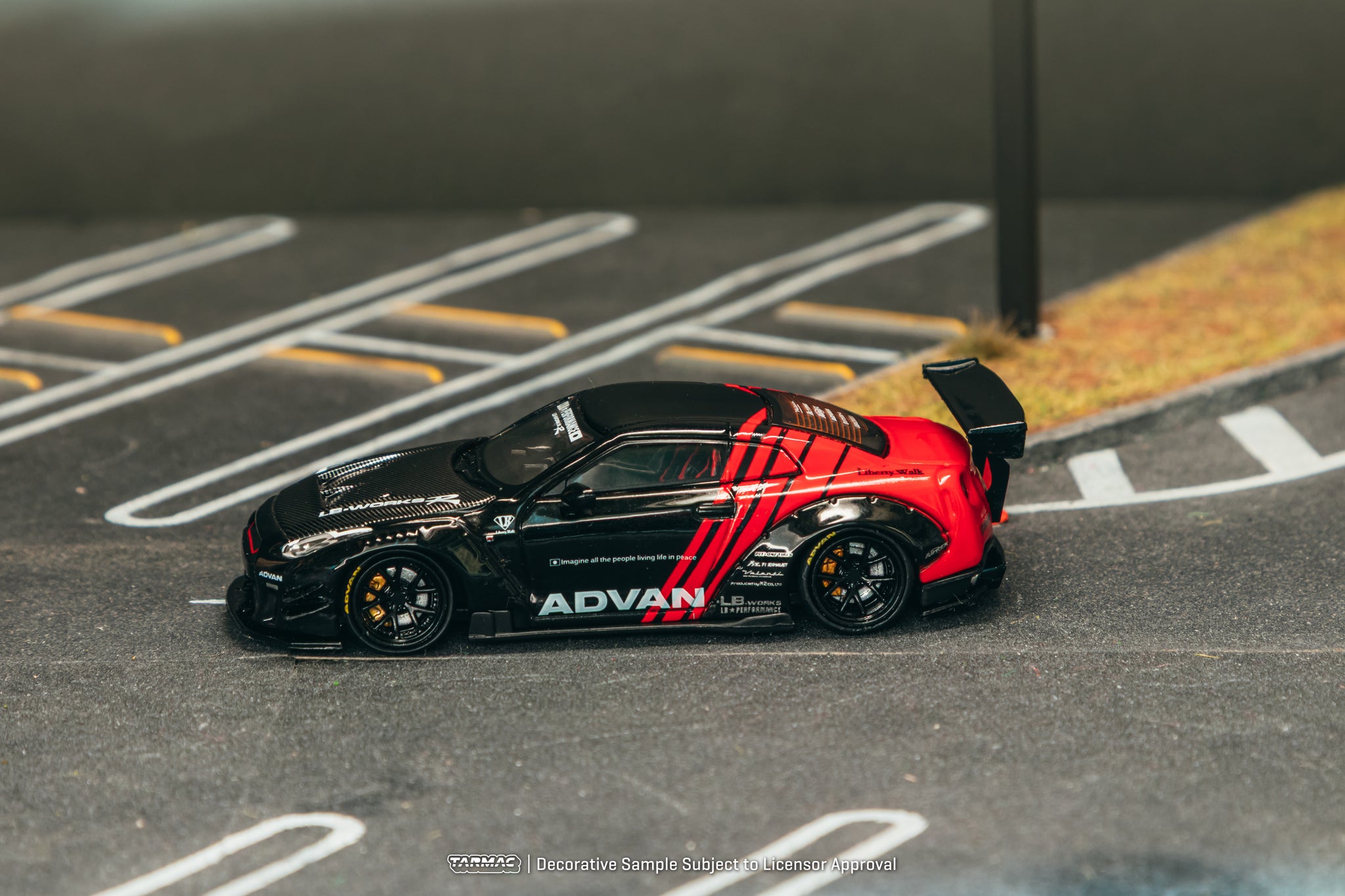 LB・Works Nissan GT-R Advan Pre-Order) 1:64 Nissan GT-R R35 LB-Works Type 2 -- ADVAN Red/Black --