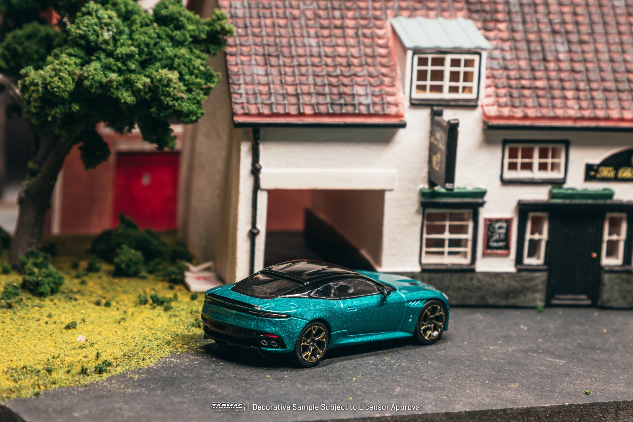 Pre-Order) 1:64 Aston Martin DBS Superleggera -- Green Metallic -- Ta