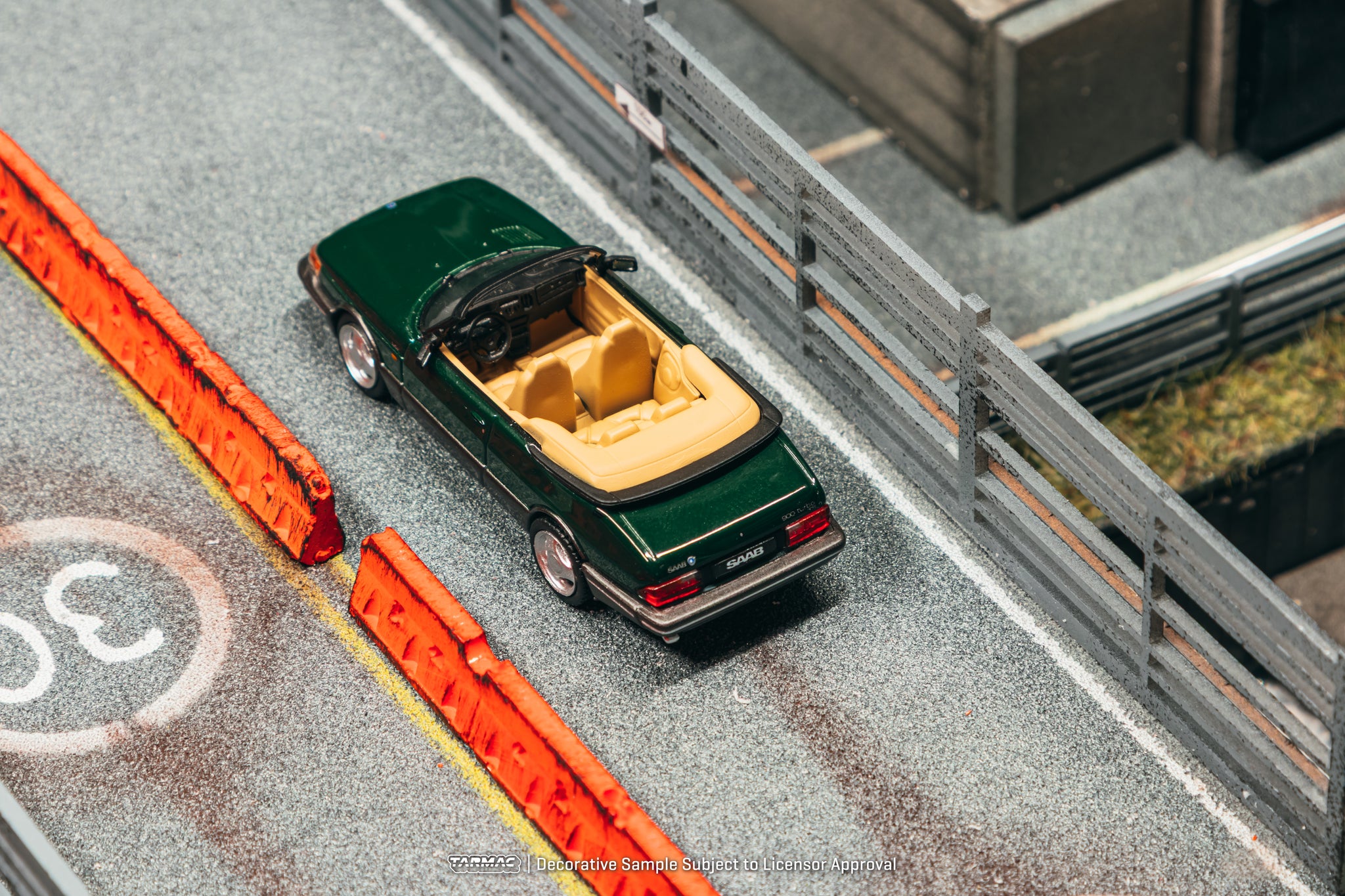 Modellino Tarmac Works 1:64 Saab 900 Turbo Cabrio Giallo - Con Carte Collezionabili 2025