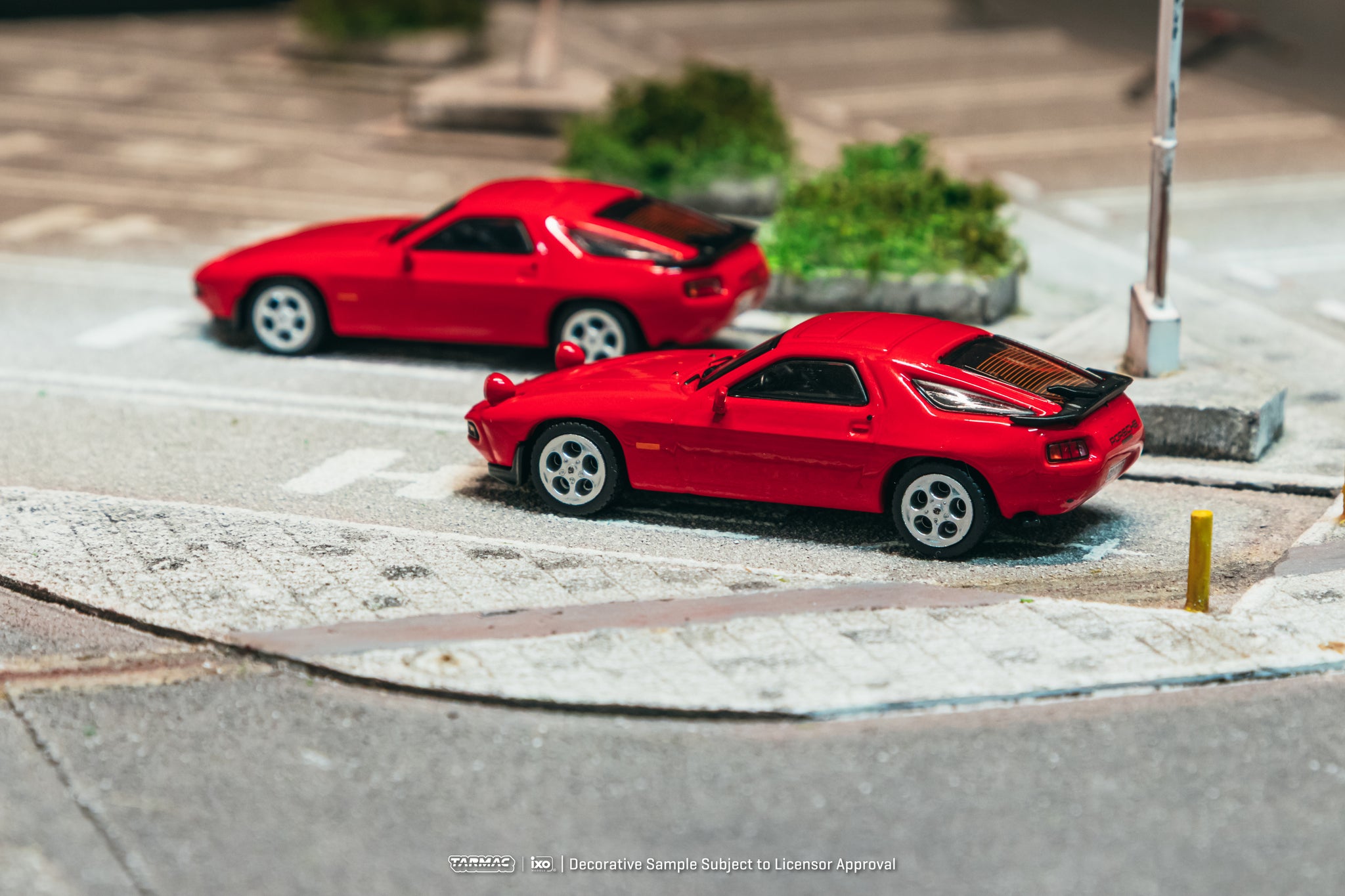 Pre-Order) 1:64 Porsche 928 S -- Red -- Tarmac Works x IXO