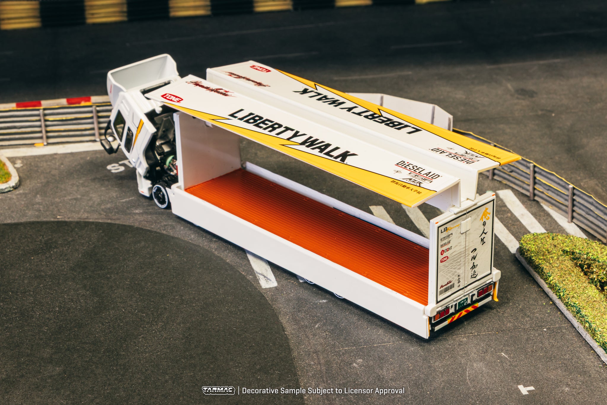 Pre-Order) 1:64 Mitsubishi Fuso Super Great -- Yellow/White Liberty W
