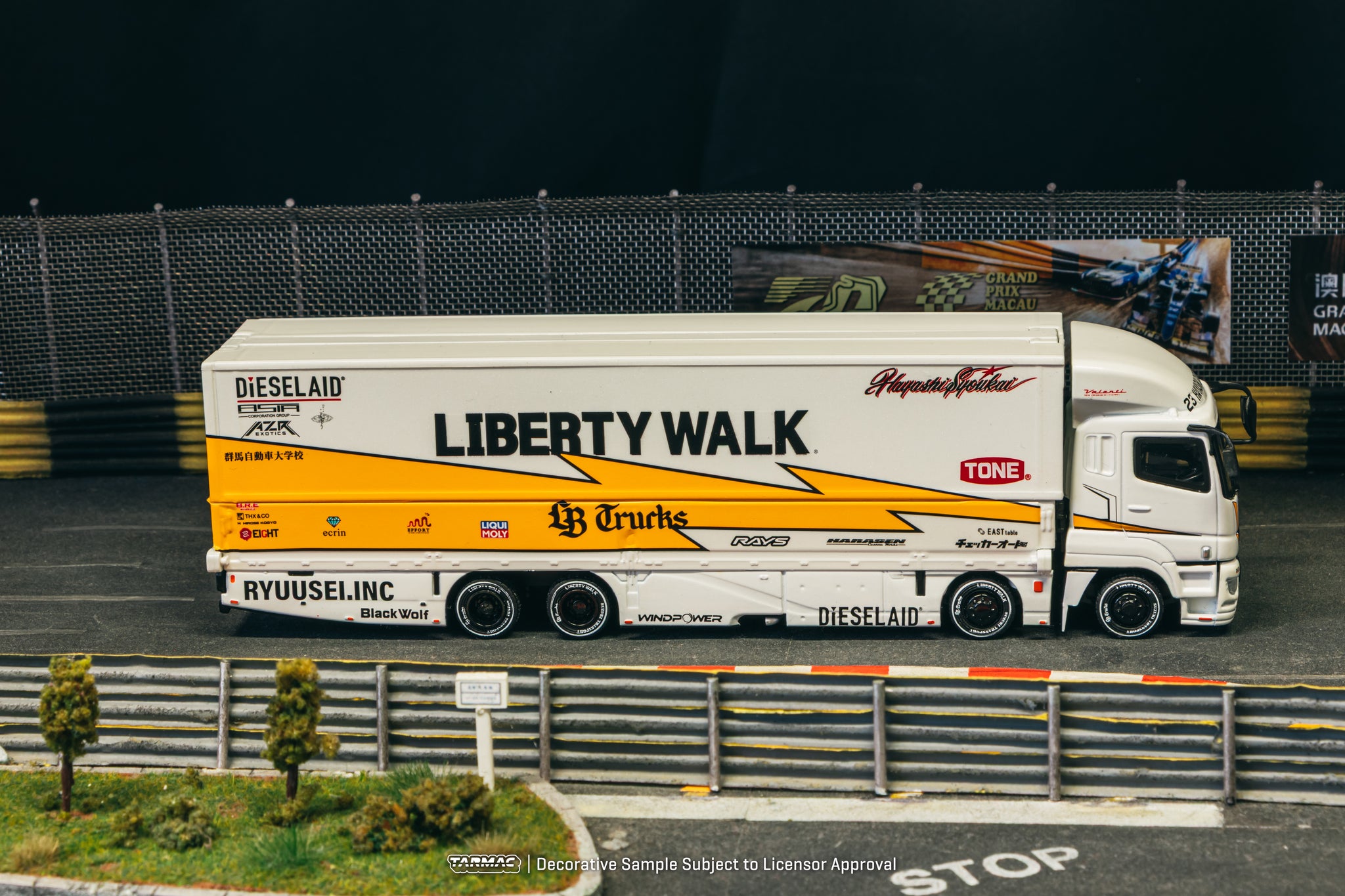 Pre-Order) 1:64 Mitsubishi Fuso Super Great -- Yellow/White Liberty W