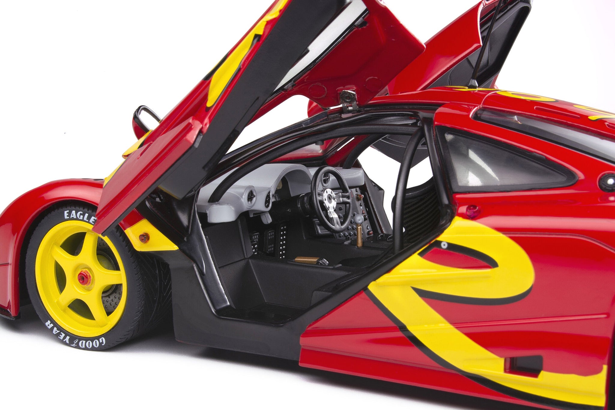 SOLIDO - Voiture de 1996 couleur blanche - McLAREN F1 GTR Short Tail SOLIDO - Voiture de 1996 couleur blanche - McLAREN F1 GTR Short Tail