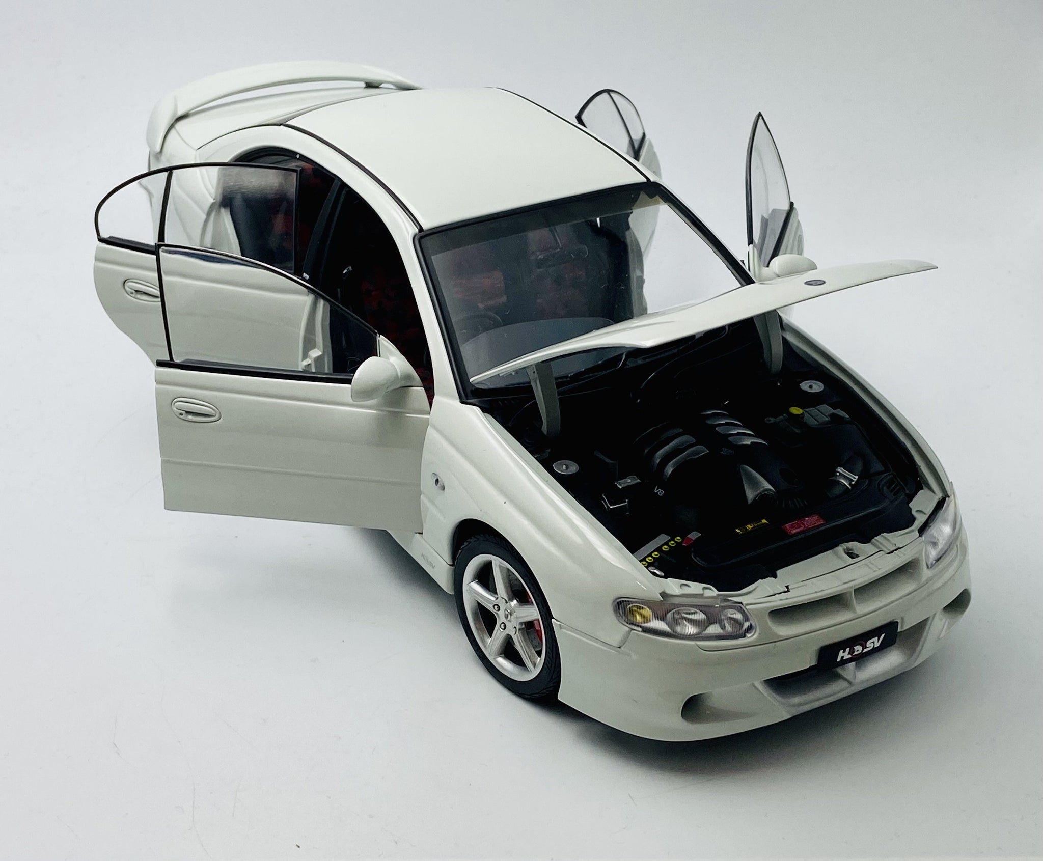 1:18 HSV VT2 Clubsport R8 -- Heron White -- Biante/AUTOart Holden