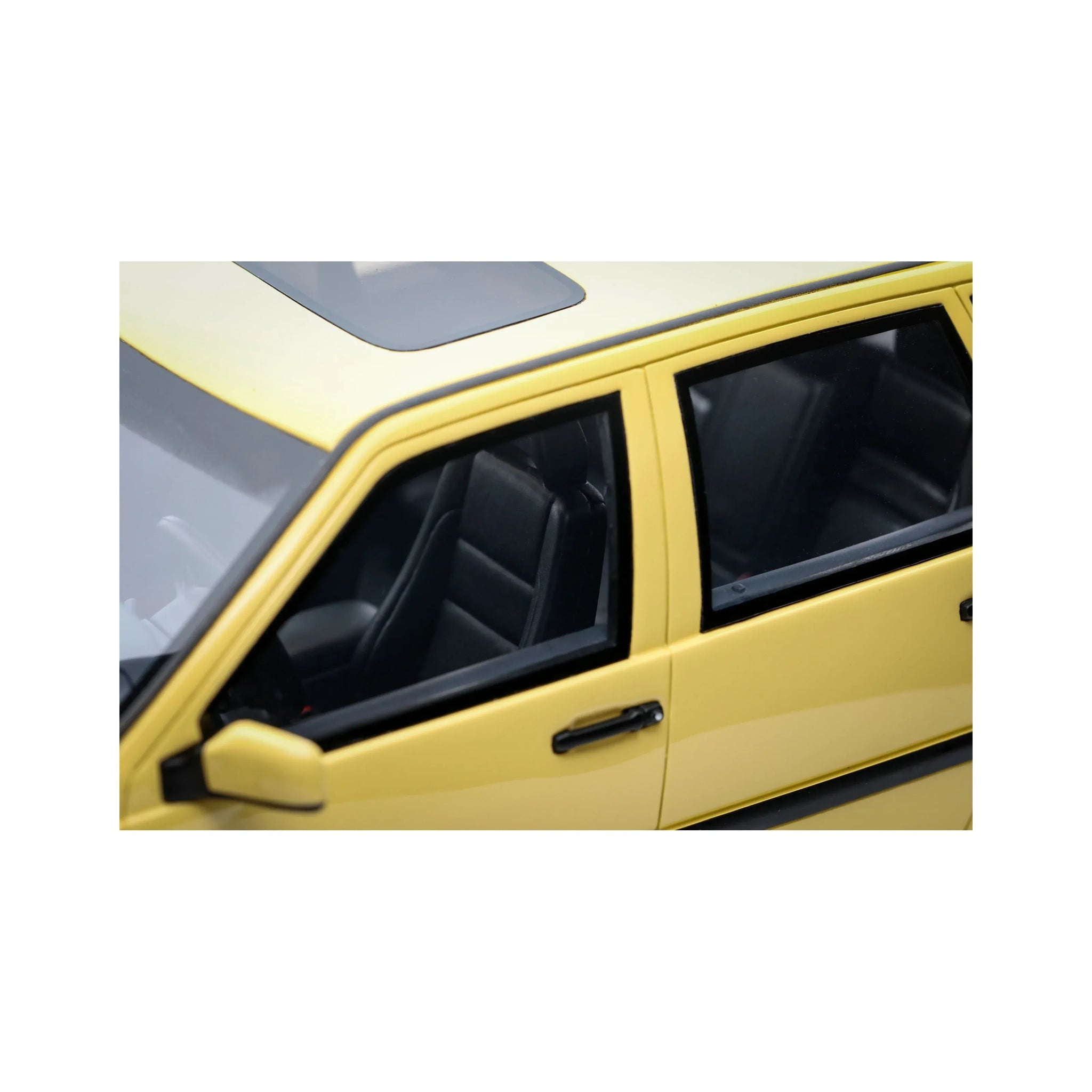 1:18 Volvo 850 T-5R 1996 -- Cream Yellow -- Ottomobile OT1222