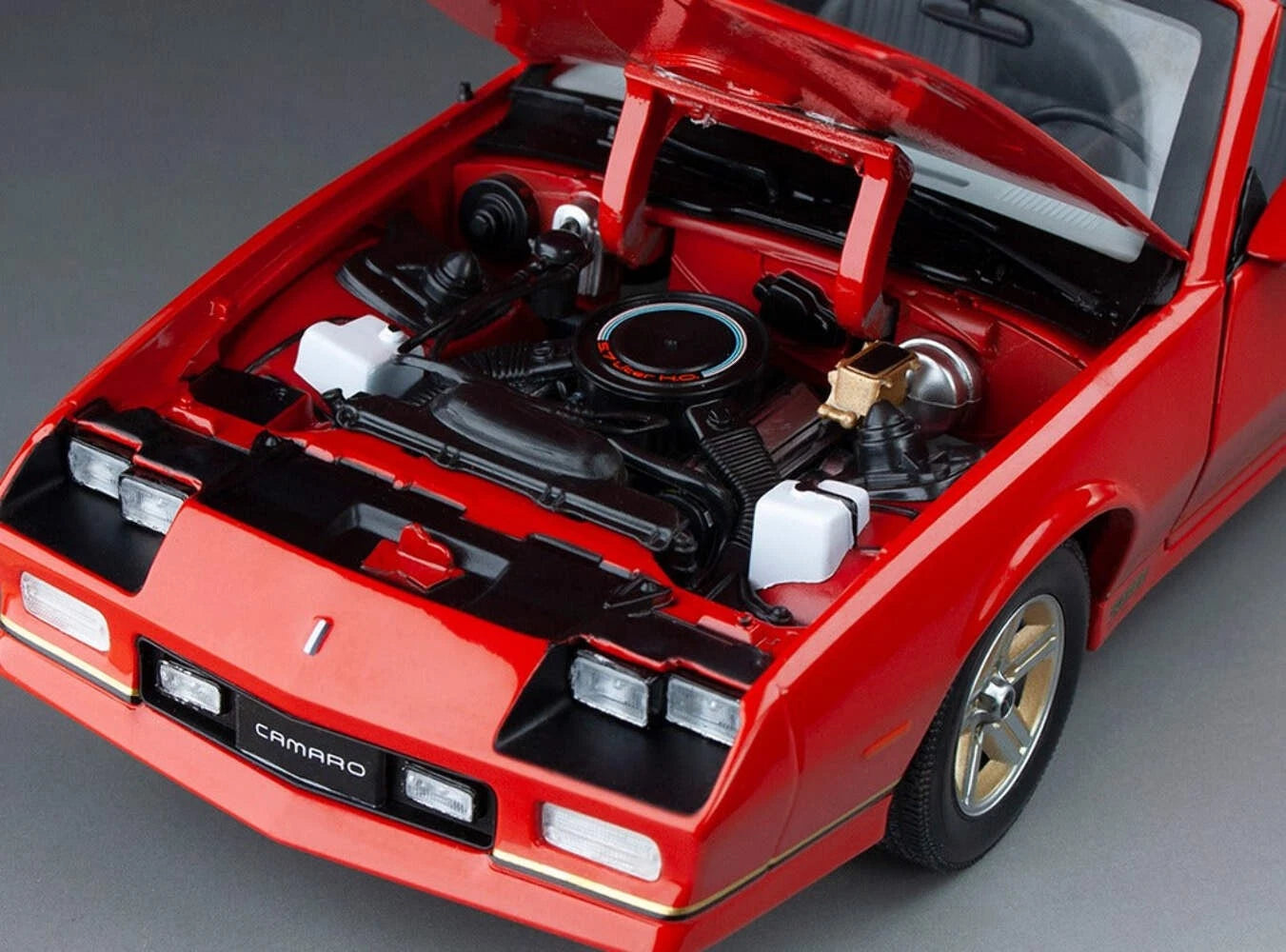 1/18 サンスター 1985 Chevrolet Camaro IROC-Z 1:18 1985 Chevrolet Camaro IROC-Z -- Red -- Sunstar