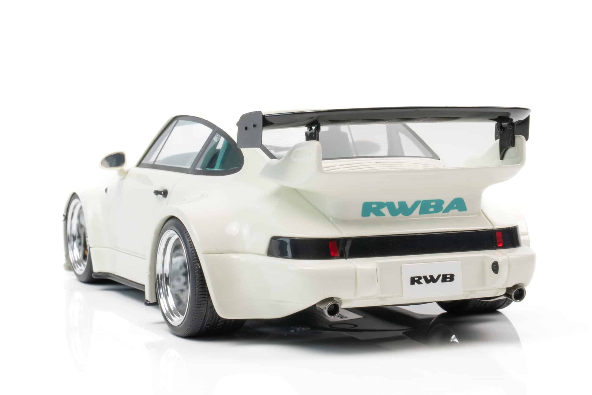 1:18 RWB 964 Slant Nose -- Grand Prix White -- GT Spirit Porsche 911