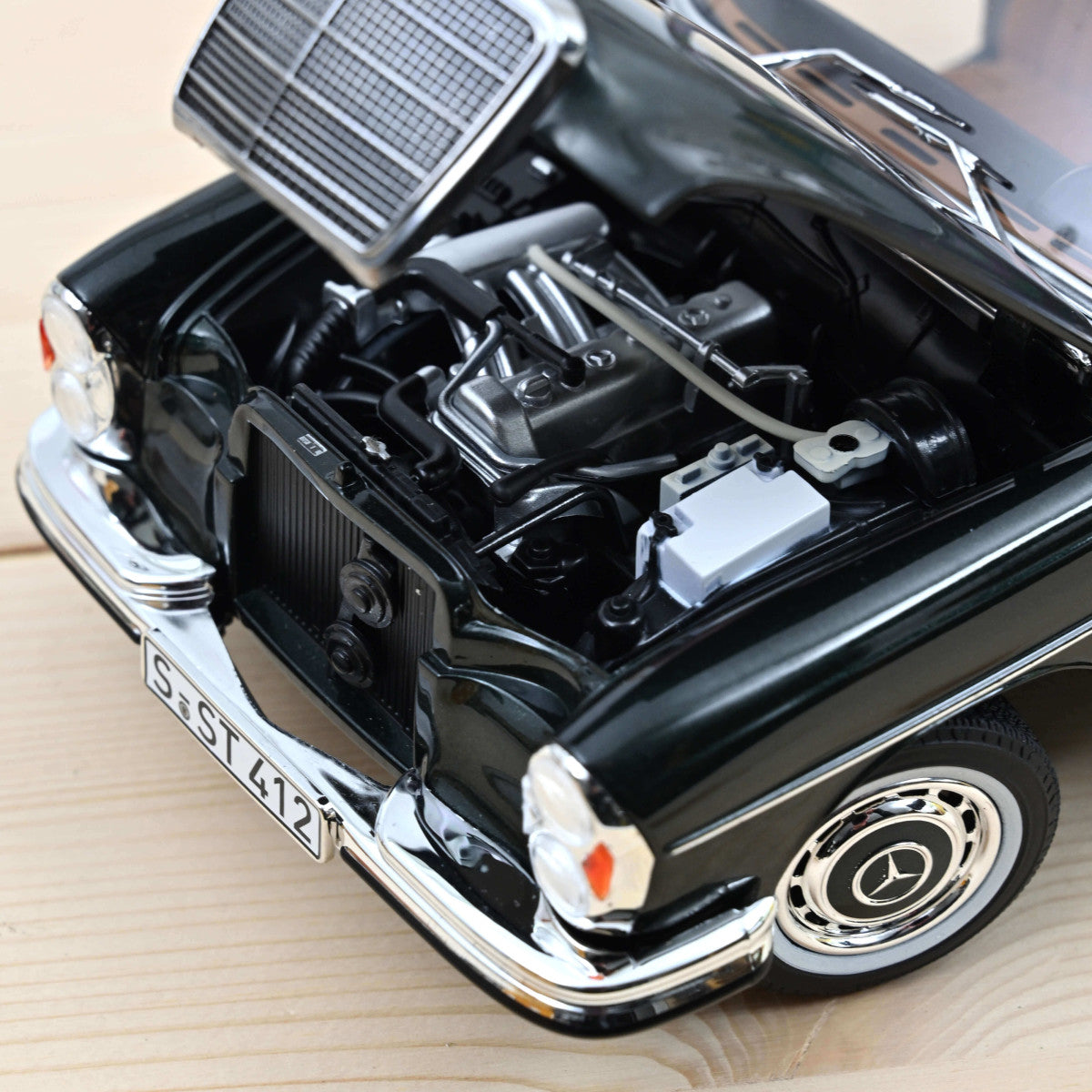 1:18 1968 Mercedes-Benz 280 SE -- Pine Green Metallic -- Norev