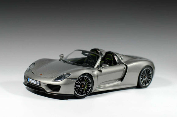 1:18 Porsche 918 Spyder -- Silver -- Minichamps Dealer Edition