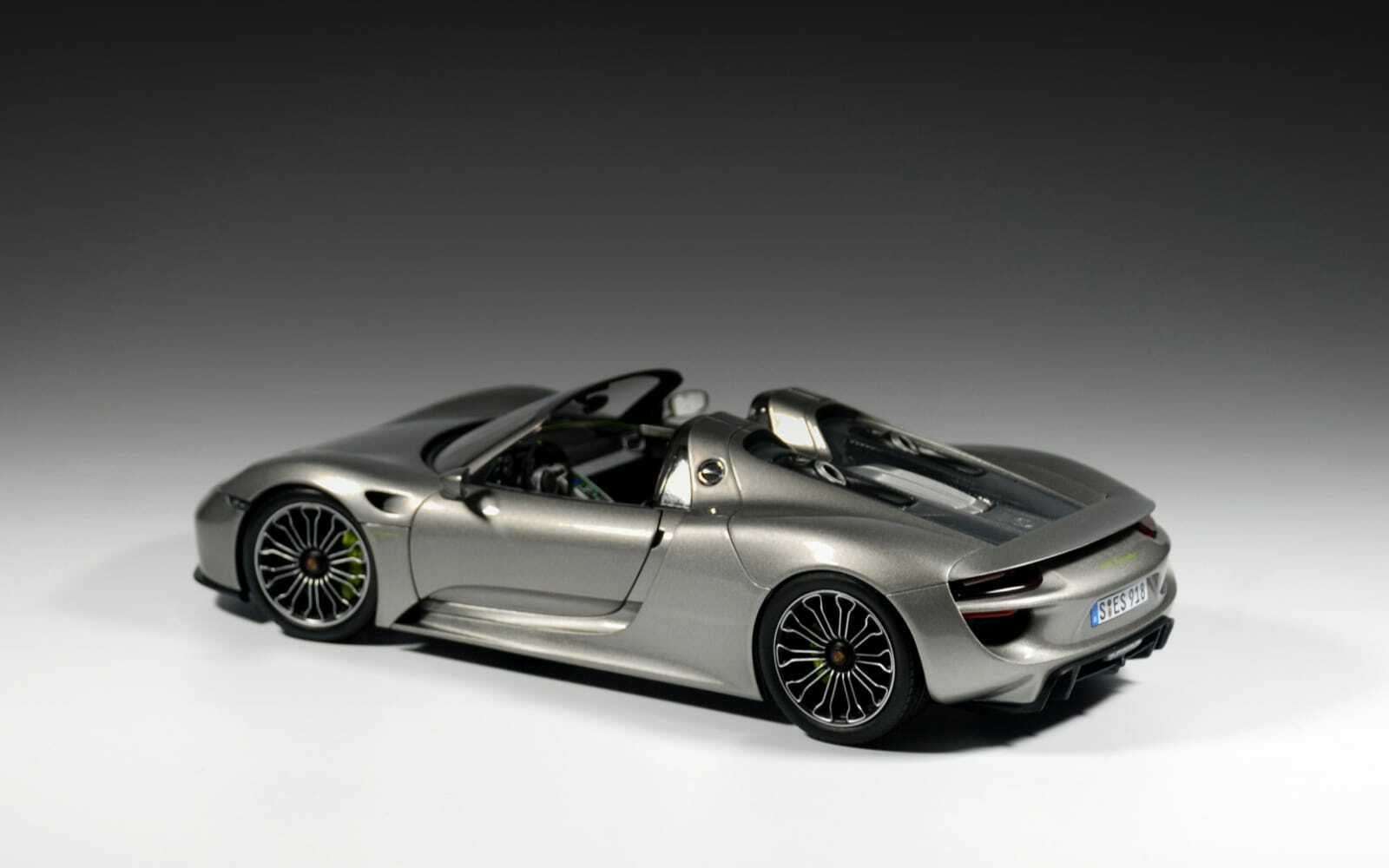 1:18 Porsche 918 Spyder -- Silver -- Minichamps Dealer Edition
