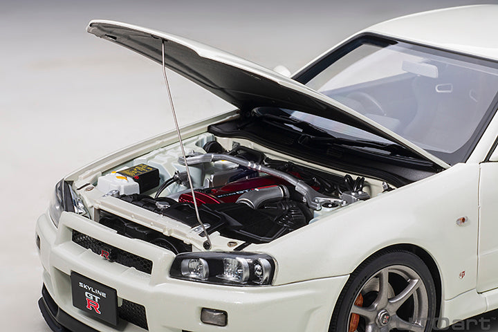 1:18 Nissan Skyline GT-R (R34) V-Spec II -- White Pearl -- AUTOart 774