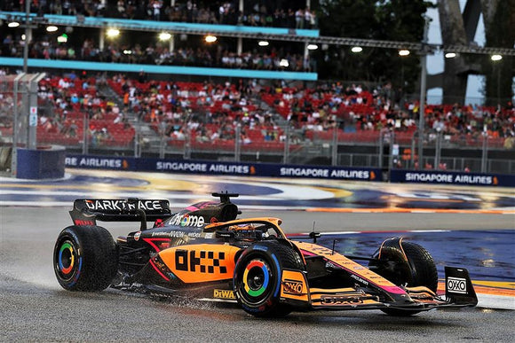(Pre-Order) 1:18 2022 Daniel Ricciardo -- Singapore GP -- McLaren MCL36 -- Minichamps F1