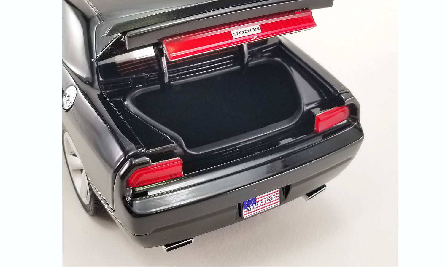 1:18 2010 Dodge Challenger SRT8 w/George Washington Figure +